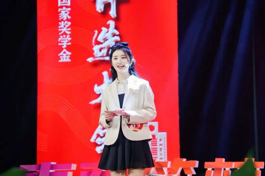 浙音人学霸女孩董书含用歌声畅享青春