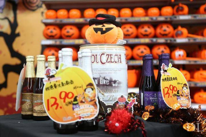 胖东来万圣节超市创意陈列