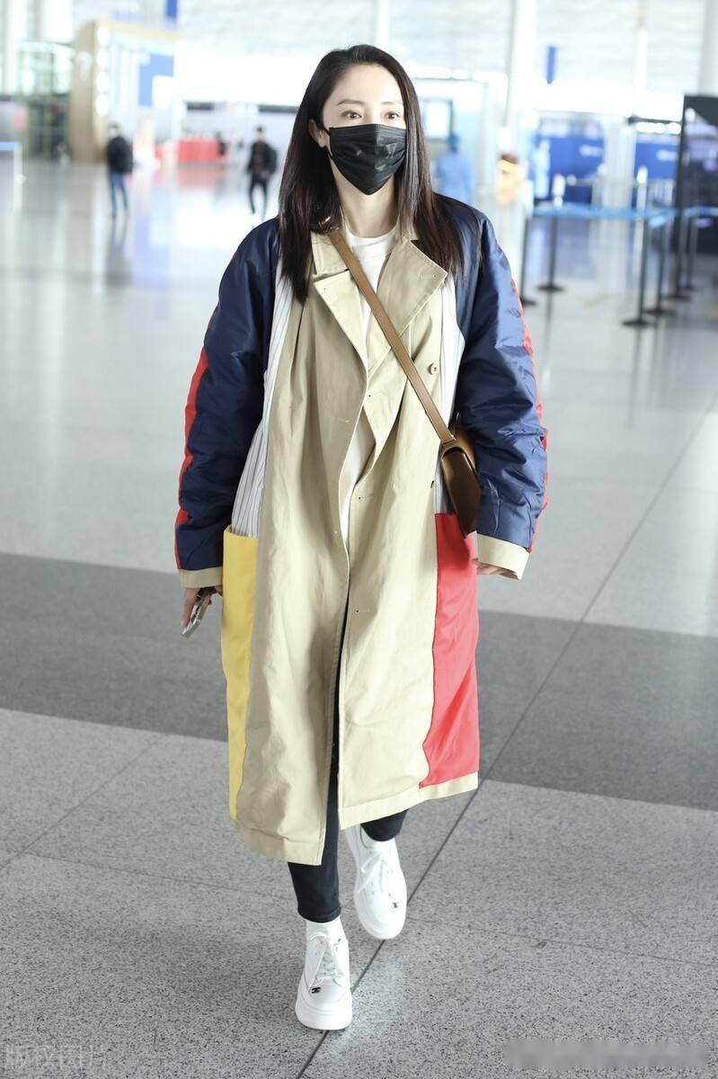 2021年10月30日,董璇机场街拍.