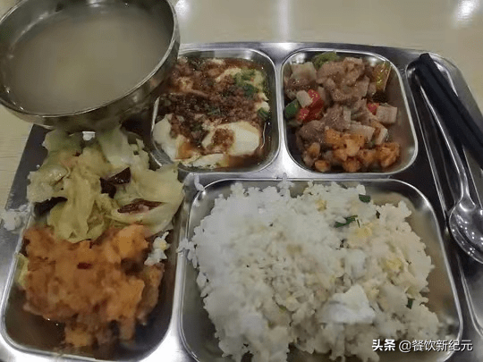 廈門小學女老師曬食堂飯菜走紅1元四菜一湯網友真羨慕