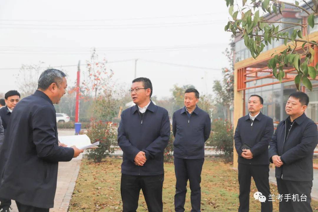 10月28日早上,县委副书记,县长丁向东先后来到国营仪封园艺场一分场