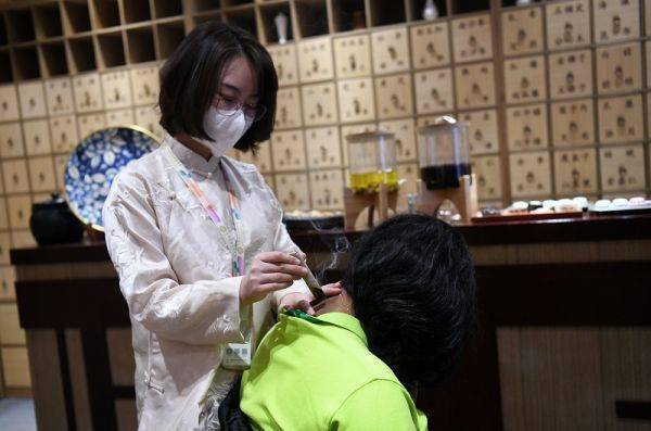 外国人|外国人看中医：神秘疗法“很科技”