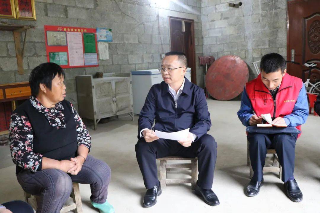 乡永仁村留洞屯脱贫户莫任女笑着告诉到家中入户走访的县委书记李建君