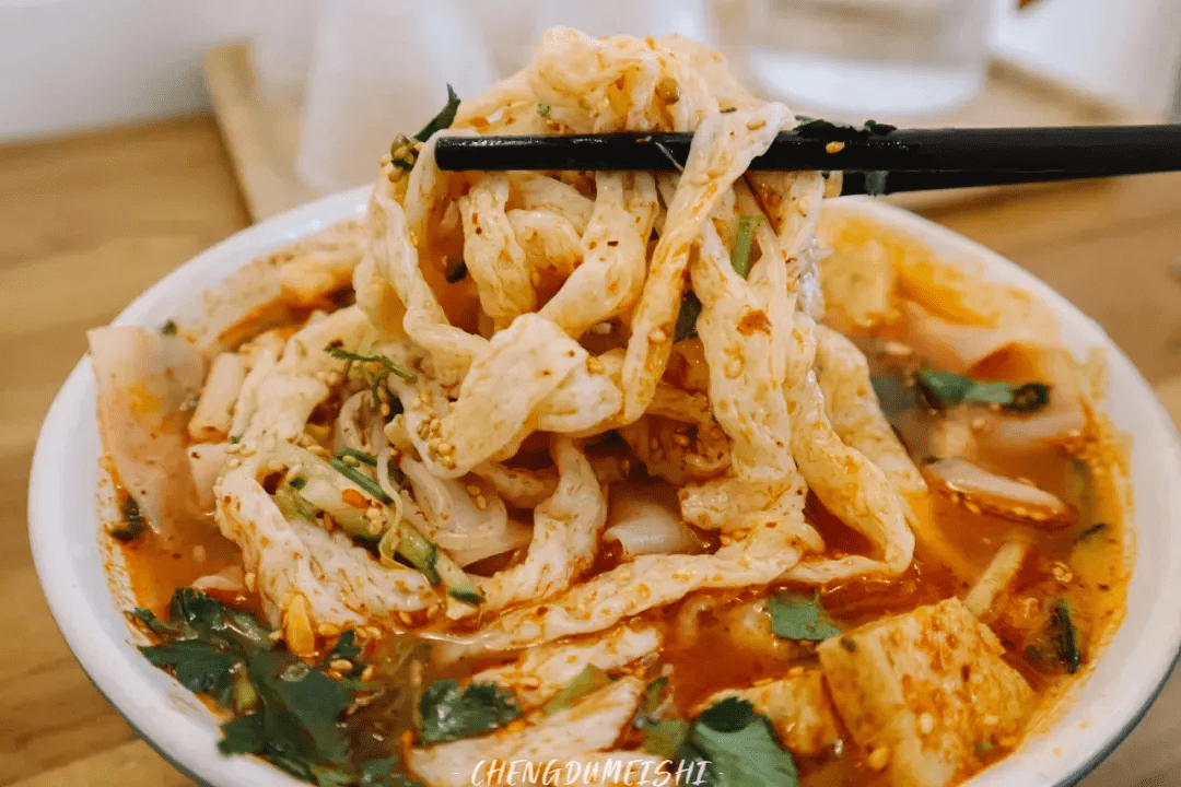 说终于在成都吃到了正宗的新疆凉皮和牛筋面