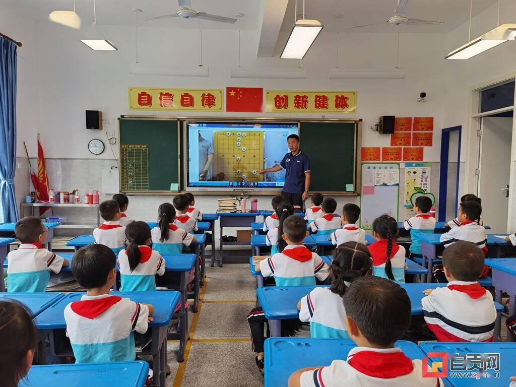 小象棋推动大改革沿滩第二小学校大力开展象棋进校园