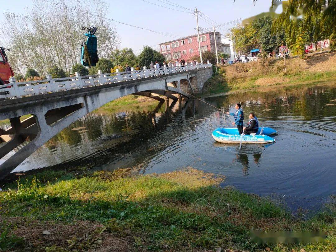 单桥一车辆落水幸好