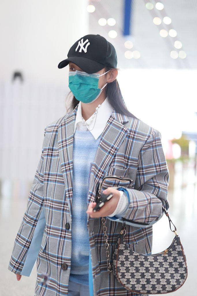 毛衣 林允穿爸爸风格纹西服时髦摩登 针织毛衣叠穿白衬衫复古文艺