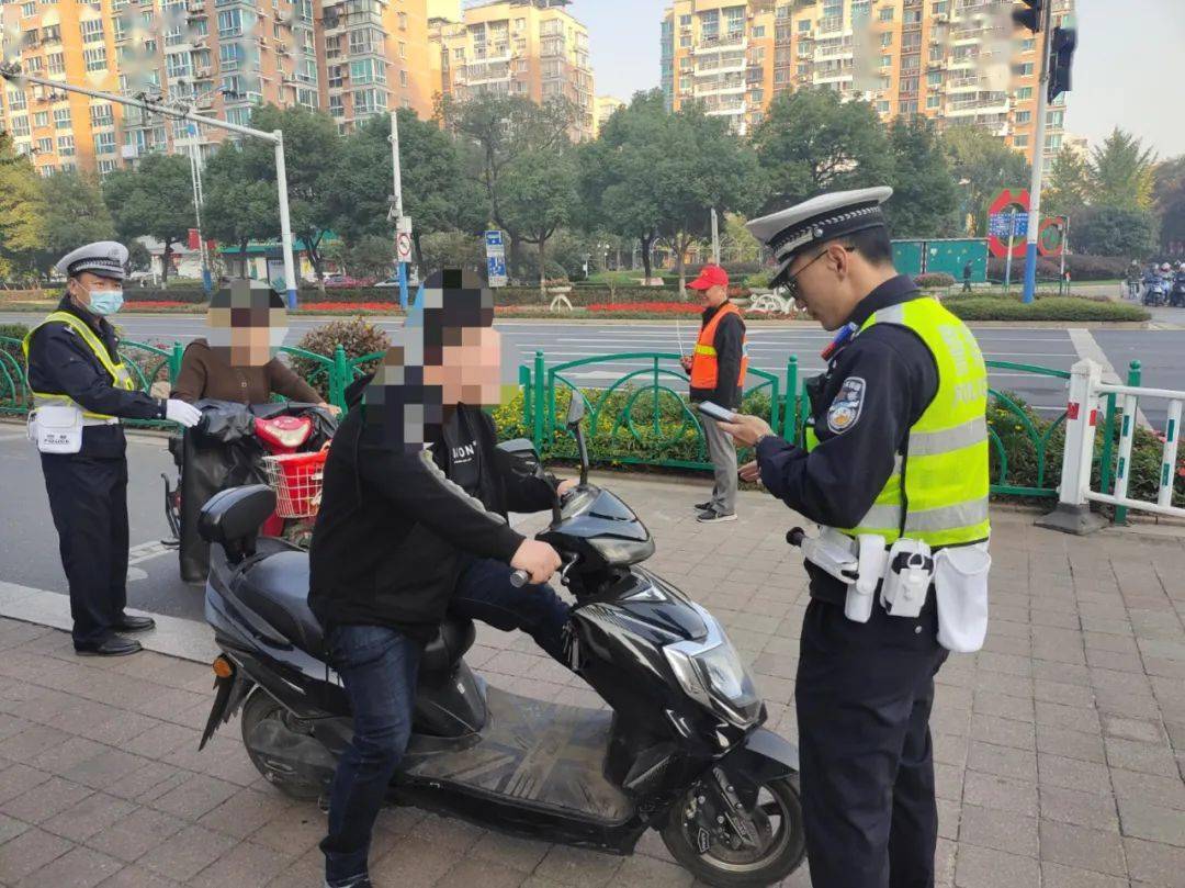 文明创建 戴上它更美 即使看不清你的脸 头盔 全网搜