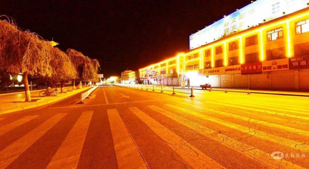 夜幕下的民勤县城街道 李军(通讯员) 摄夜幕下的民勤县城街道 李军