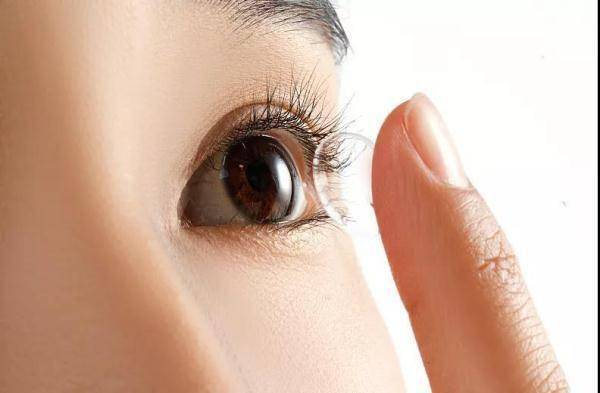 手机|长期看手机会得干眼症？洗眼液能治疗吗？解答来了