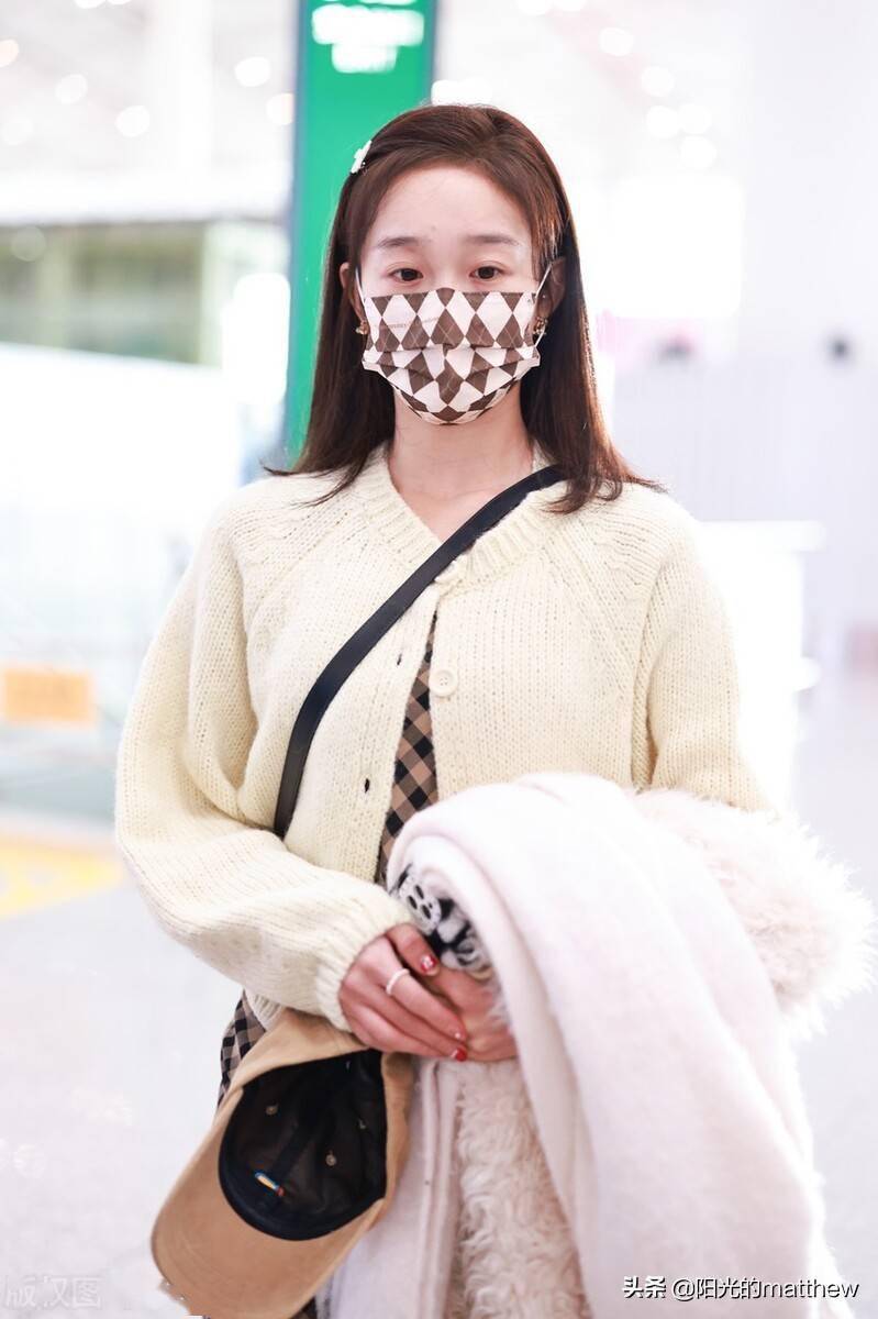 街拍李子璇长发飘飘青春可爱对镜比v亲和力满满