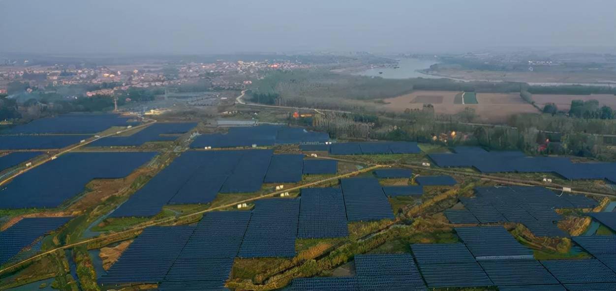 项目介绍▼蔚为壮观位于汉川市脉旺镇的汉川盛和50mwp光伏项目总投资