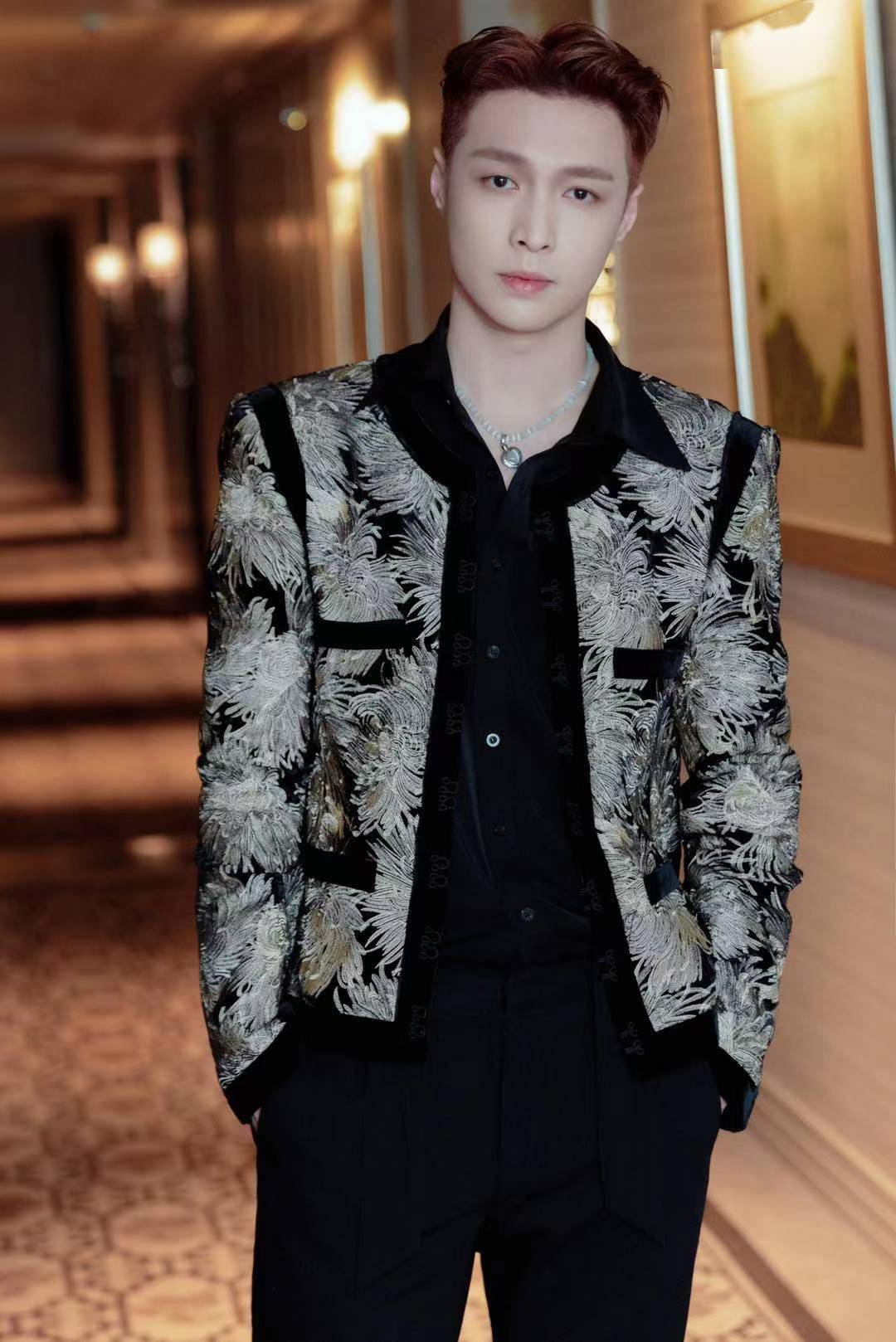 张艺兴飞天舞台首秀完美演绎融合国风