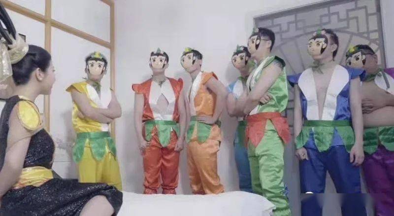 拍不雅视频被抓的导演,原来拍的是真人版葫芦娃,难怪12岁的会上当!