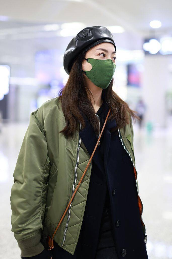 霍汶希穿飞行员夹克内搭黑西服 喇叭裤贝雷帽酷飒有型_机场