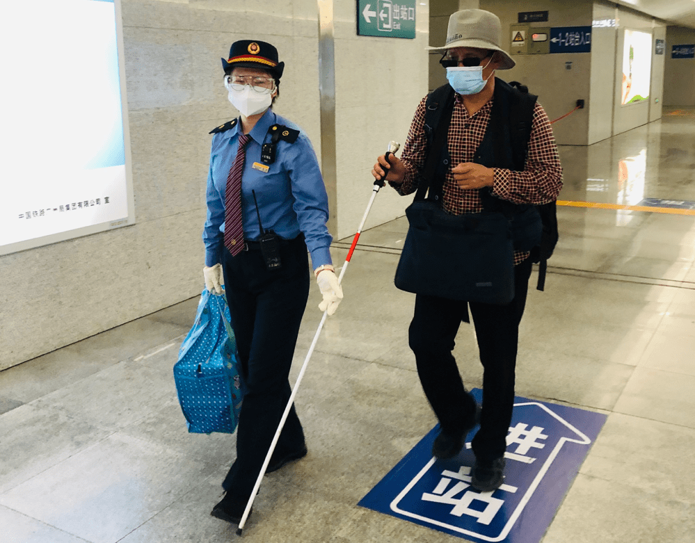 肇庆火车站暖心服务盲人旅客独自出门不再愁