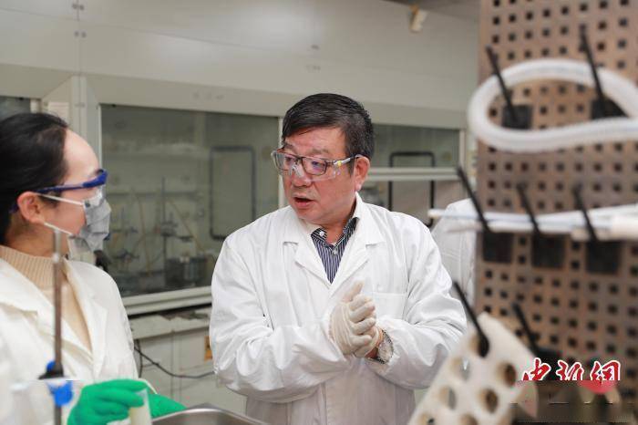 复旦大学教授赵东元：天生我“材”必有用 在材料世界里“造孔”