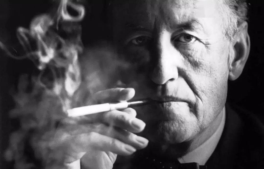 事实上,邦德是伊恩·弗莱明中年危机的写照.