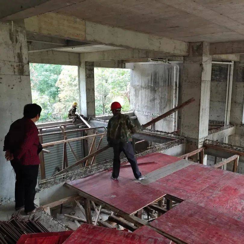 新罗这个小区内一处违法建设被拆除后二次违建！再拆！_执法