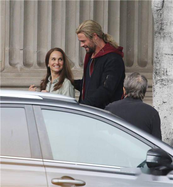 雷神4片场照曝光锤哥与女友娜塔莉甜蜜约会