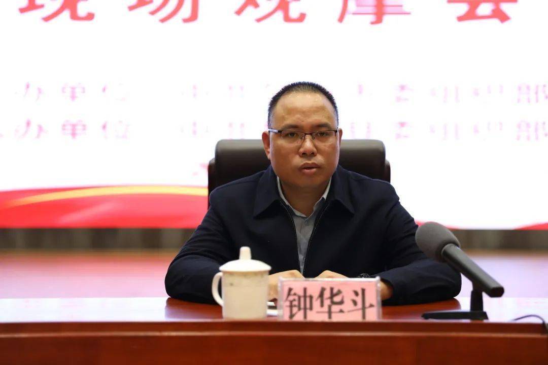 市委组织部副部长钟华斗要求,各县(区),各乡镇要不断积极探索,全面