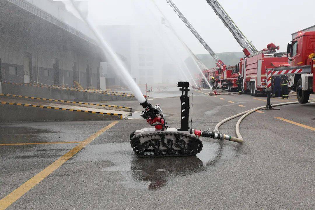 火场战士 救援利器——顺义区消防救援队伍灭火机器人闪亮登场!_应急