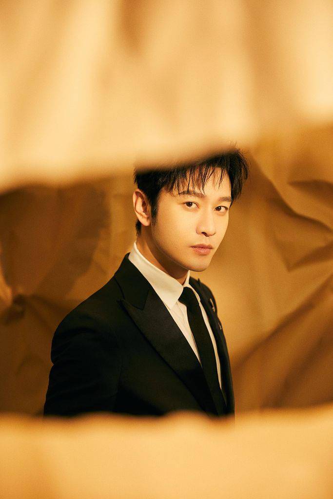 黄晓明黑色立挺西装绅士干练 光影间展现优越五官氛围感拉满