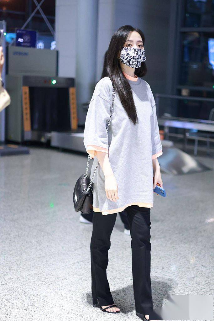 Done 超大T恤搭配黑白方格外套 张靓颖可爱搞怪美美哒