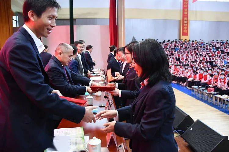 感恩奋进向阳而生一一吉水二中举行第六届向阳奖学金颁奖大会