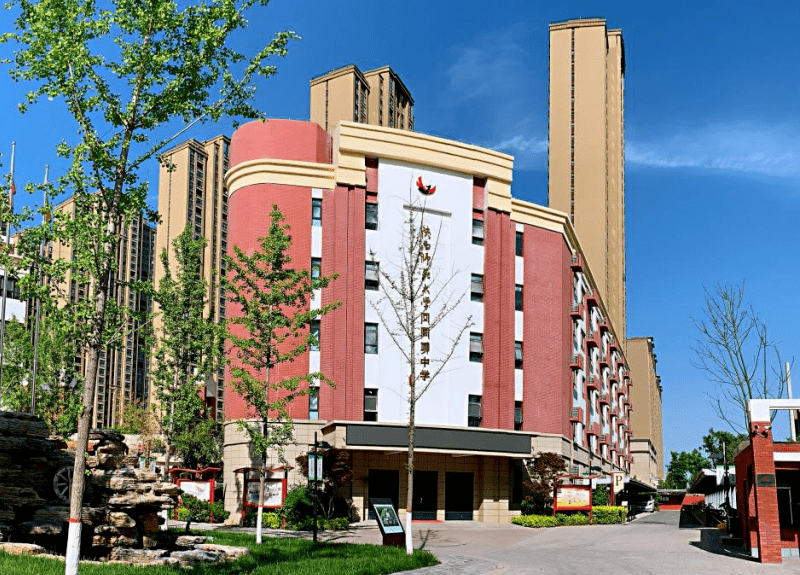 学校坐落于西安浐灞生态区碧桂园凤凰城,占地42亩,建筑面积近3万平方