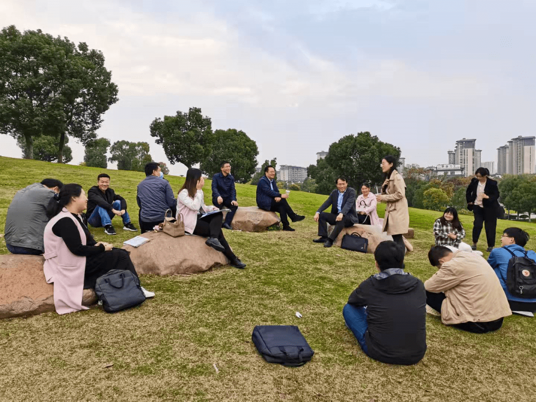 11月4日下午,市政协机关党组书记,秘书长刘见君带领机关干部来到赤铸