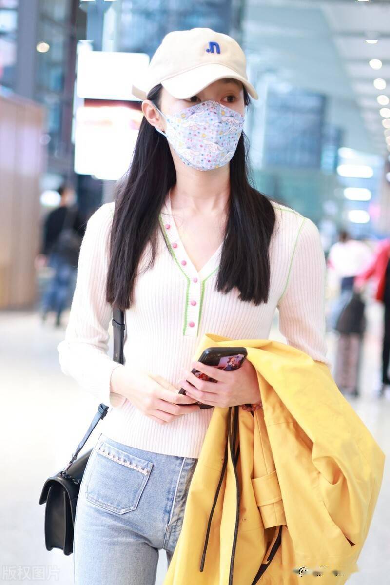 2021年11月7日,宋轶机场街拍.