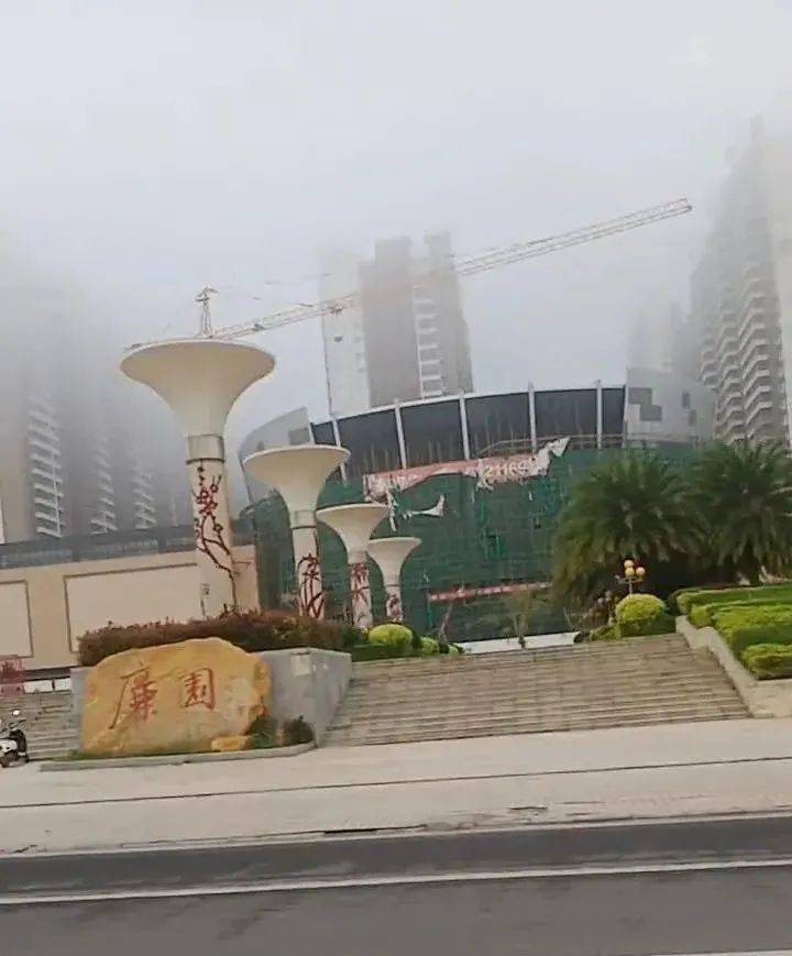 最新进展廉江城南最大商业广中间部份开始拆架