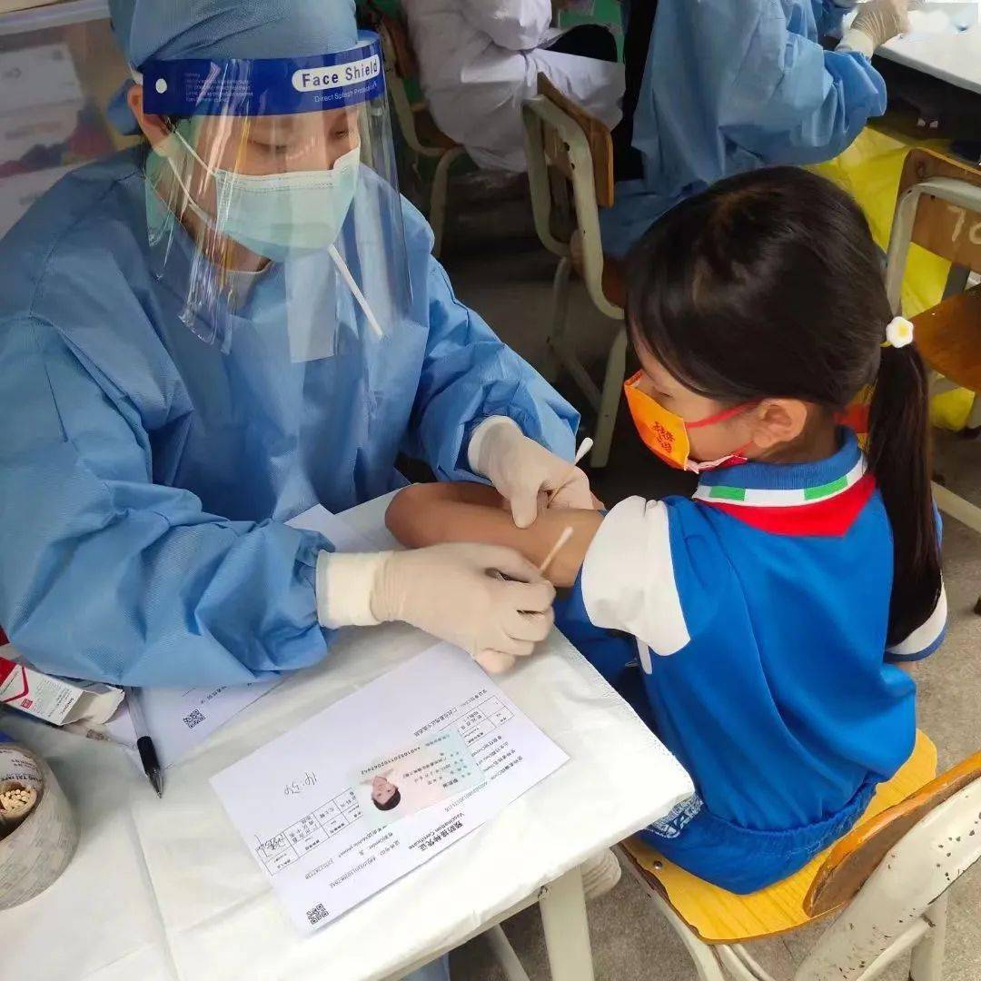 一起打苗苗病毒无处逃荔湾区同心学校开展311岁学生新冠疫苗接种工作