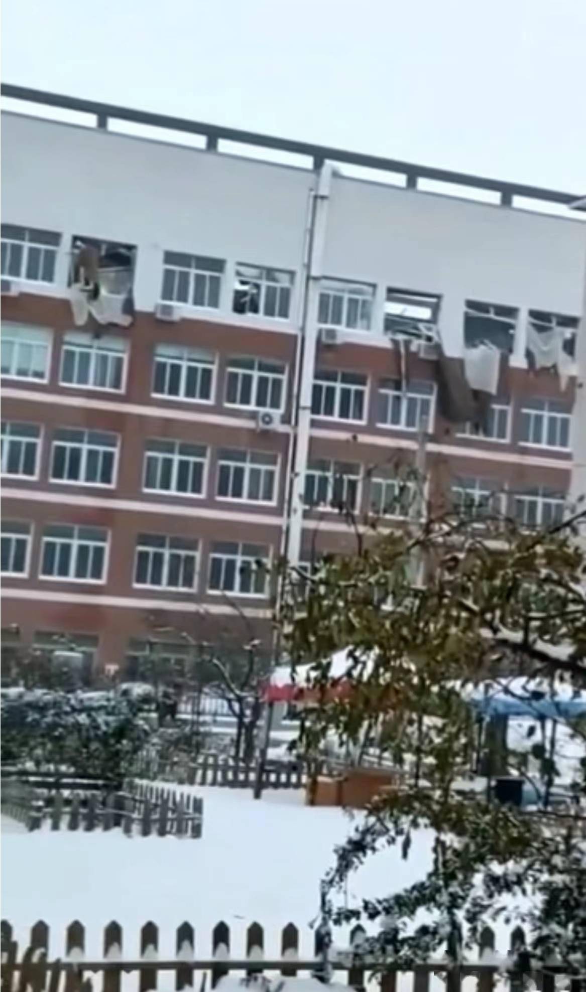 秦岭)8日凌晨4点35分左右,沈阳市第五十三中学报告厅棚顶发生坍塌,无