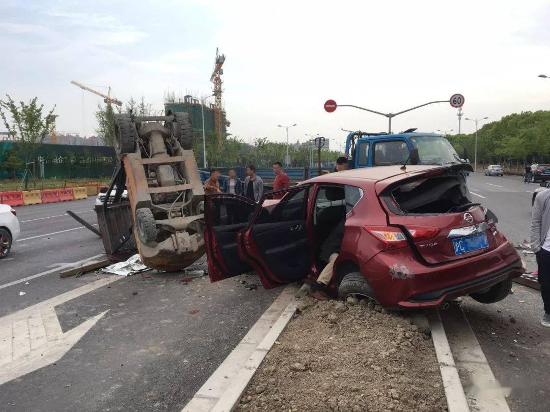 奉贤金海公路金齐路路口发生一起车祸,疑似一辆装载叉车的卡车速度过