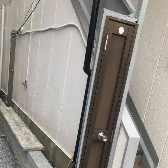 东京街头现神秘窄门!被嘲「最无用的门」_吉冈克