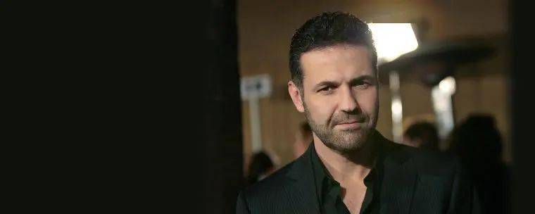 《灿烂千阳》是卡勒德·胡赛尼的第二部作品，和他的处女作《追风筝的人