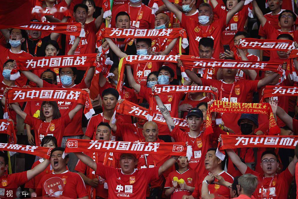 中国男足国家队以及中国足协工作团队一行在北京时间11月7日凌晨乘坐