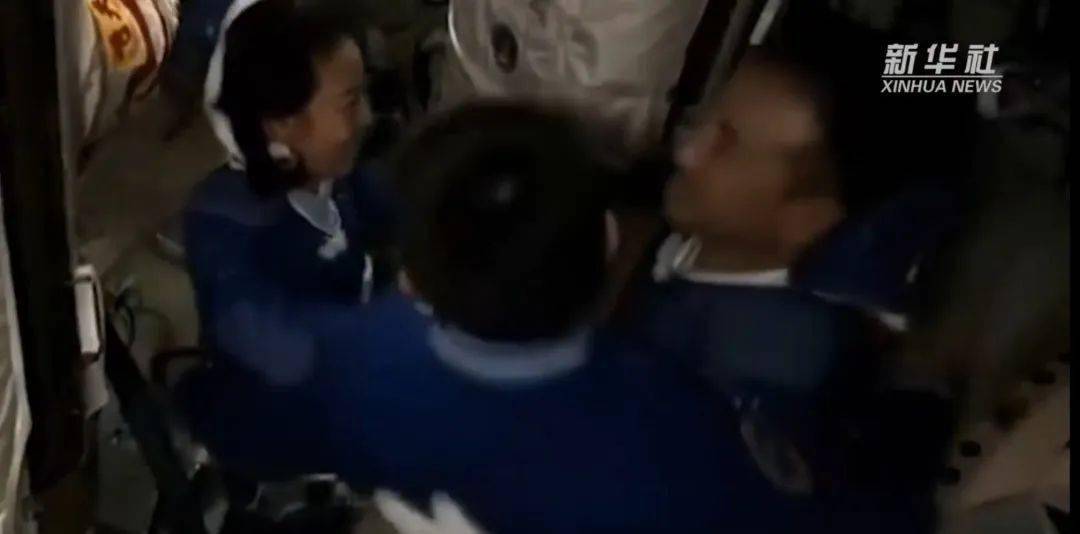 出舱任务圆满成功！听说航天员配枪上太空，出舱要带吗？