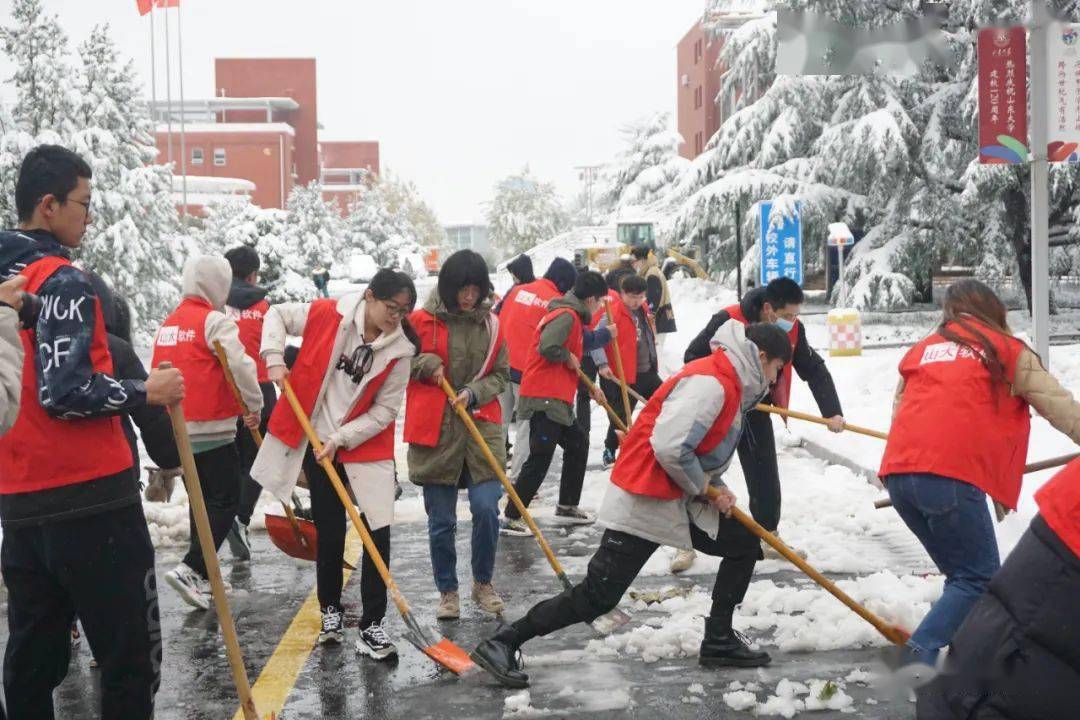 扫雪除冰 青年担当 劳动的青春最出彩 积雪 扫雪除冰 青年担当 劳动的青春最出彩 积雪