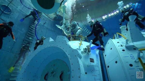 出舱的背后：每一个动作，地面都要反复模拟