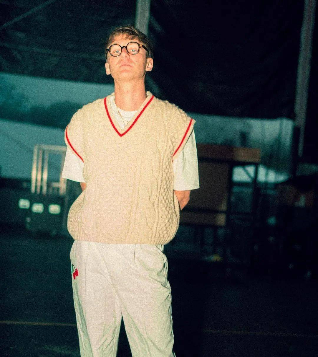 这个乐队的主唱是今年32岁的dave bayley,被称为"戴老师".