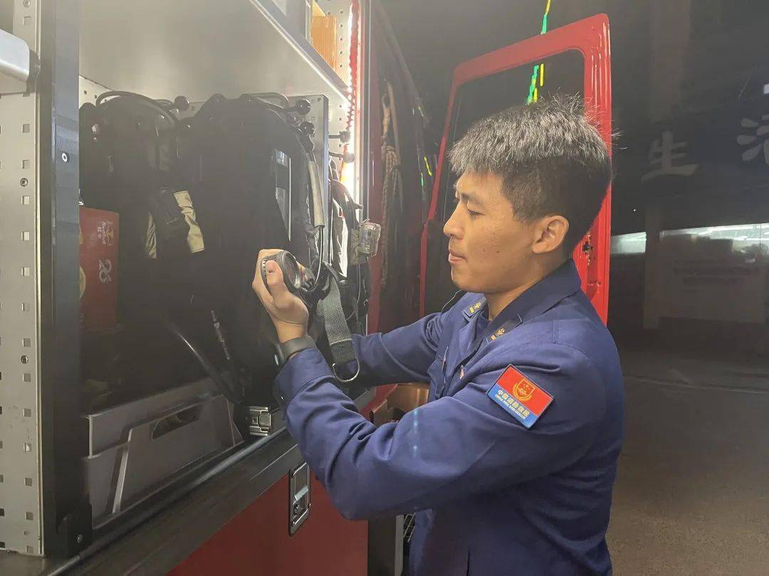 华新站消防员王齐齐给爱人的信02给爱人的信赵巷站政府专职消防员王