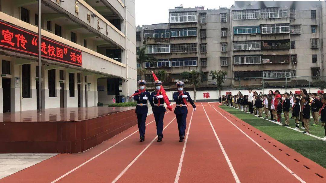 11月8日上午,开远市消防救援大队受邀深入东城小学开展以"消防安全记