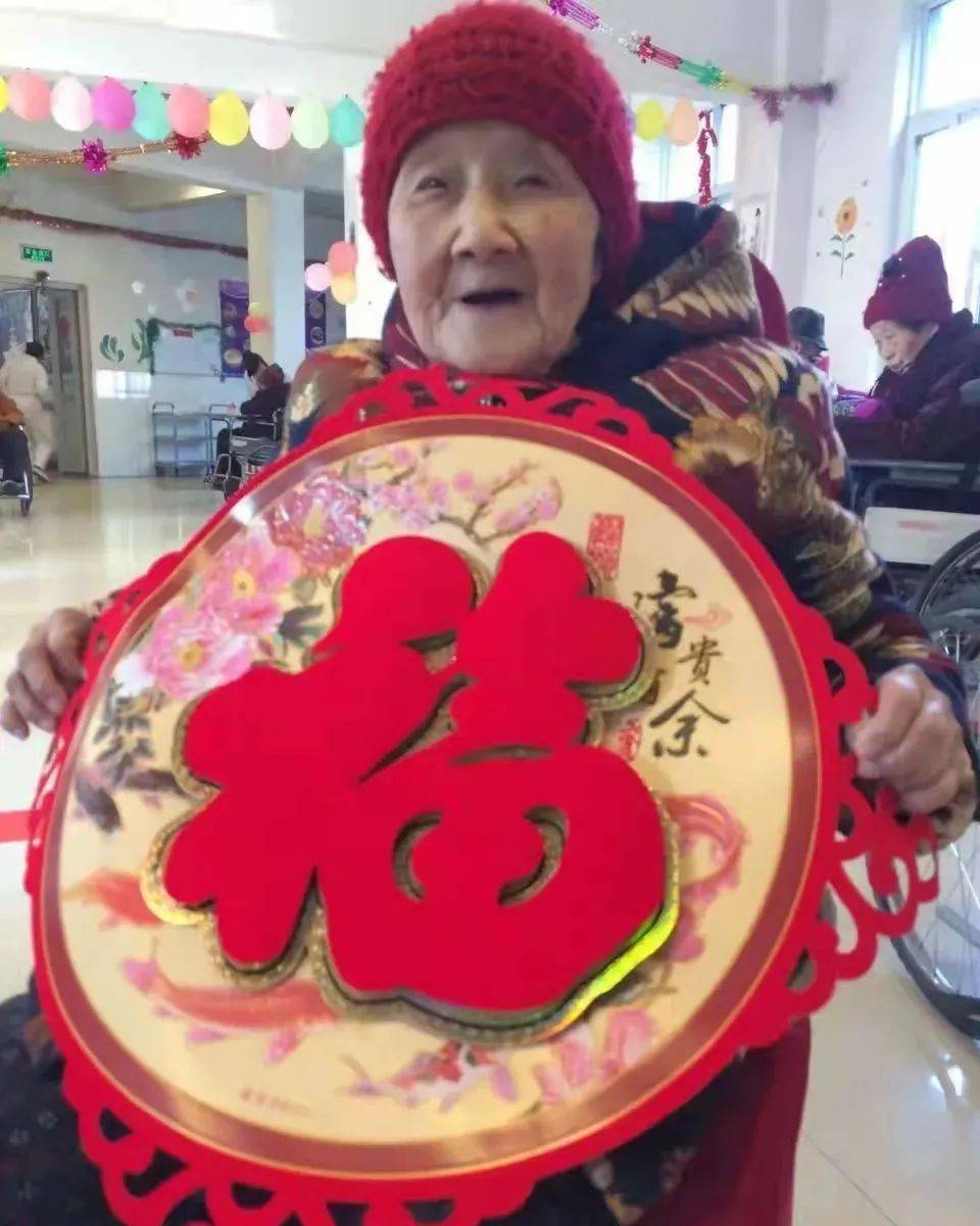 病转院的郑永清老人(大家都亲切地称她为"苹果婆婆")的家属送来的锦旗