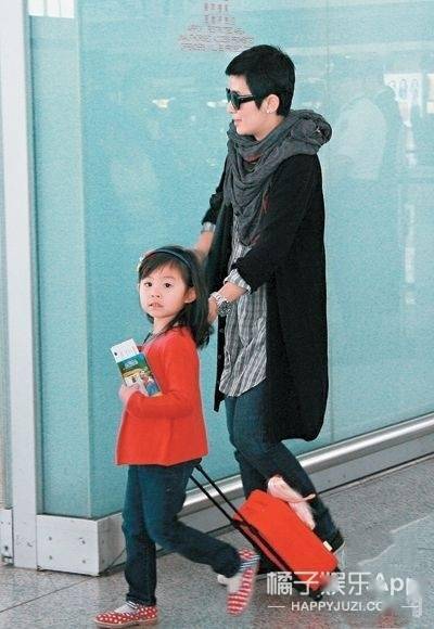 电影|还记得吴君如陈可辛的女儿吗？“小肥鸡”越长越好看了