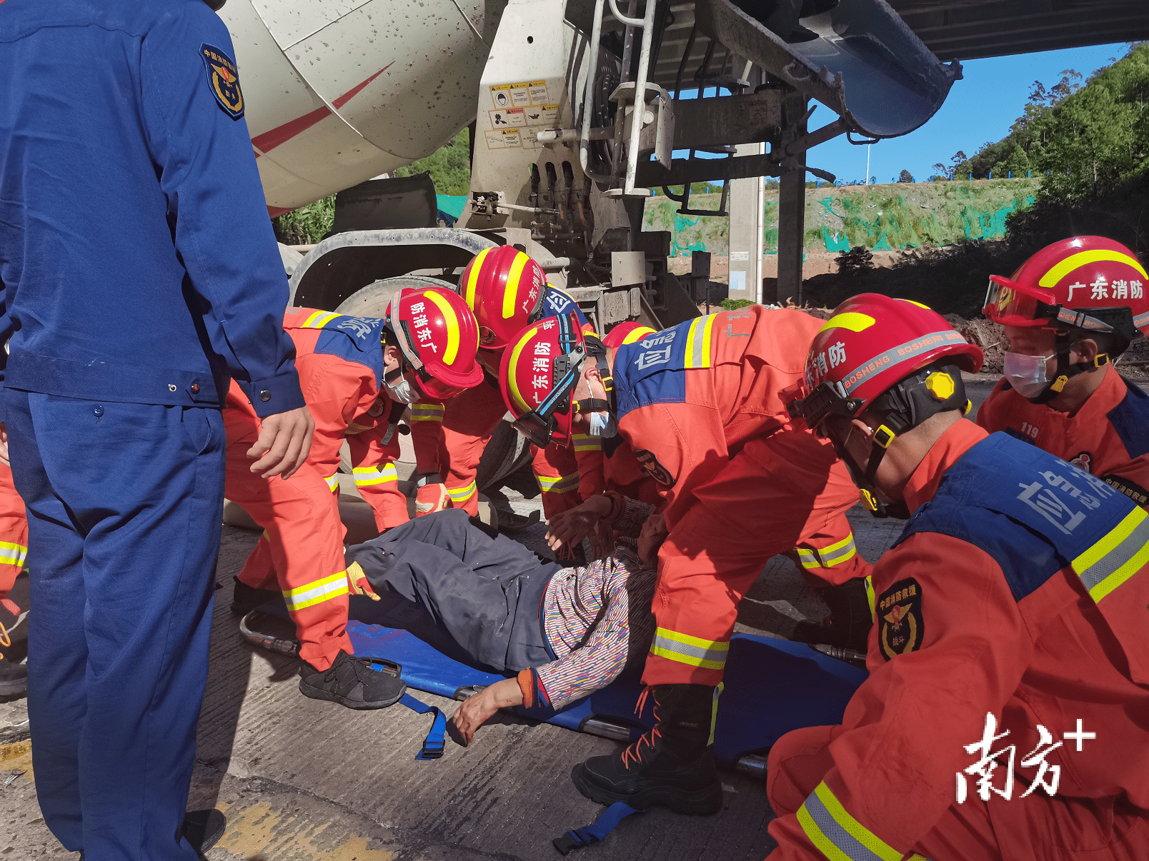 事发g206国道平远段轿车搅拌车相撞致3人被困