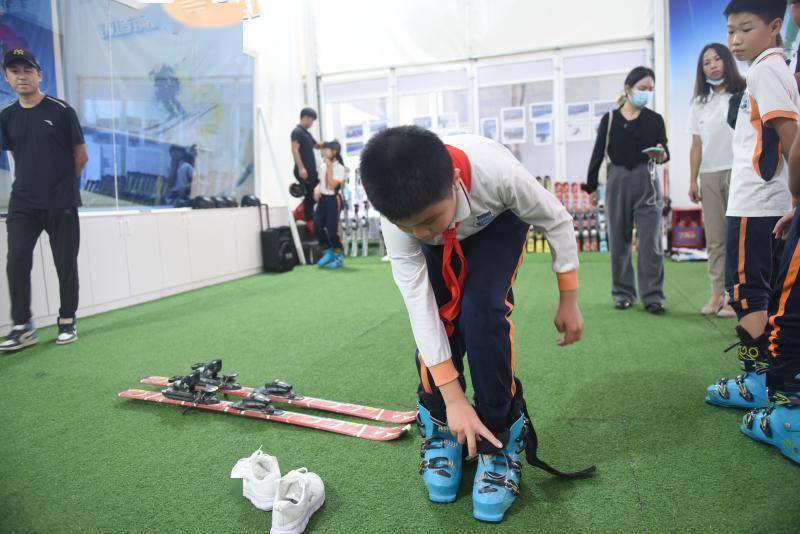 谈球吧体育酸了！ 在广州这所学校全校学生都能学滑雪！(图2)