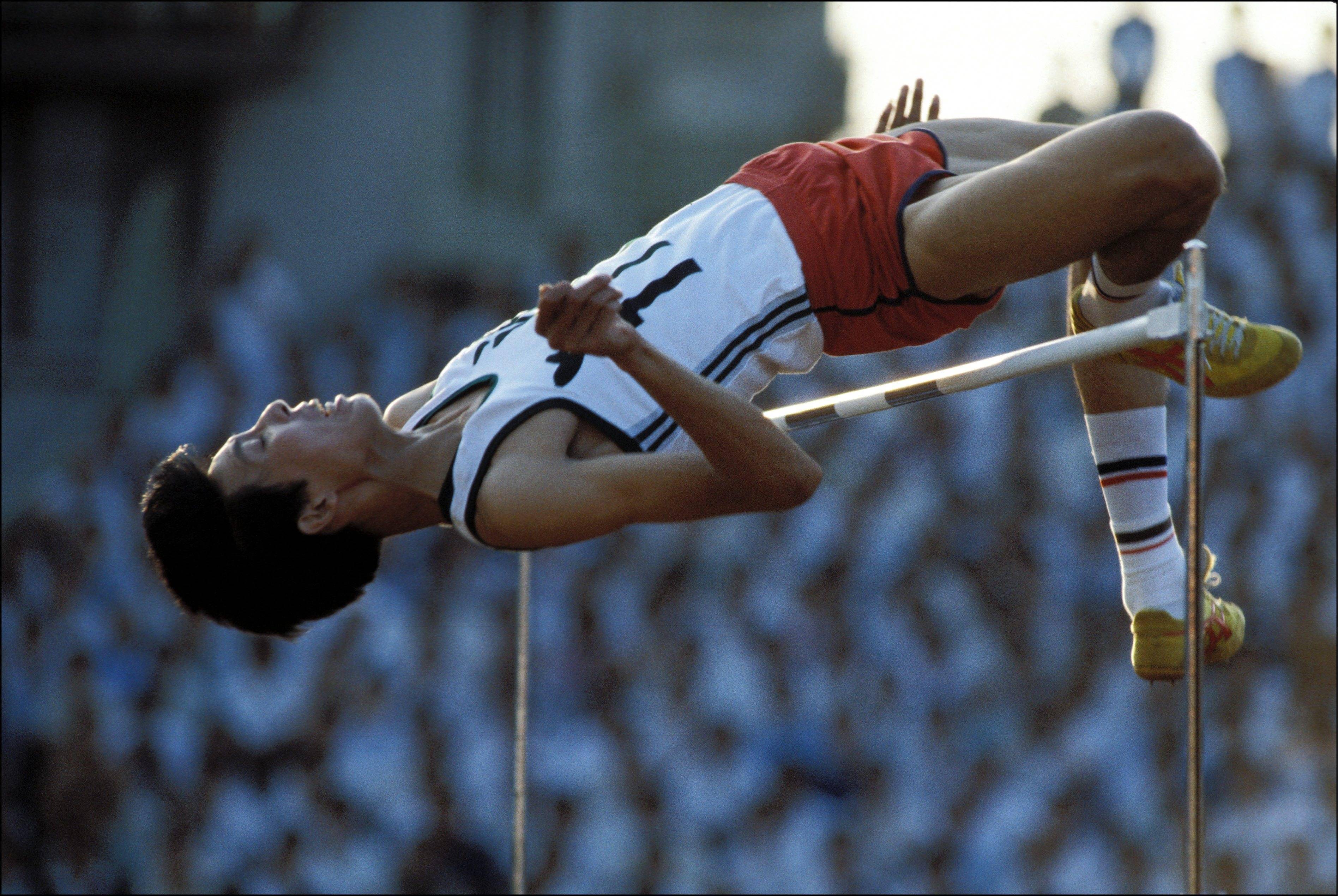 中国跳高传奇朱建华来到进博会:希望有人能打破我的全国纪录